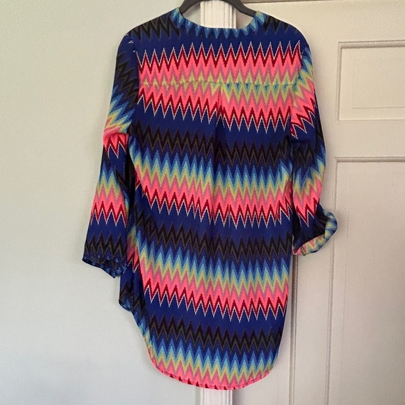 Vibrant Zigzag Patterned Women's Top Roll Tab Sleeve Size Small High Low Coverup - Picture 2 of 16